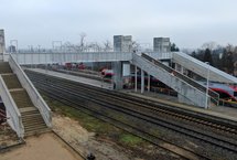 Budowa kładki nad torami w Głownie, tory, perony, pociąg, robotnicy fot. Artur Lewandowski, Paweł Mieszkowski