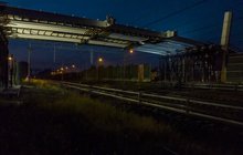 Nocny montaż wiaduktu w Pruszkowie, widać konstrukcję na podporach nad torami, fot. Ł.Bryłowski 