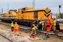 Akcja ratunkowa służb przy wraku samochodu po zderzeniu z lokomotywą.