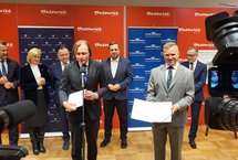 Członek Zarządu PLK SA Maciej Kaczorek na urooczystości przekazania dokumentów w sprawie budowy linii kolejowej do lotniska w Modlinie_fot. Karol Jakubowski