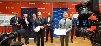 Członek Zarządu PLK SA Maciej Kaczorek na urooczystości przekazania dokumentów w sprawie budowy linii kolejowej do lotniska w Modlinie_fot. Karol Jakubowski