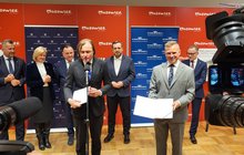 Członek Zarządu PLK SA Maciej Kaczorek na urooczystości przekazania dokumentów w sprawie budowy linii kolejowej do lotniska w Modlinie_fot. Karol Jakubowski