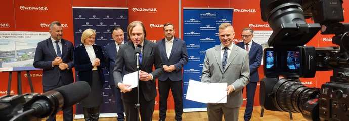 Członek Zarządu PLK SA Maciej Kaczorek na urooczystości przekazania dokumentów w sprawie budowy linii kolejowej do lotniska w Modlinie_fot. Karol Jakubowski