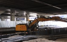 Koparka przy budowie nowego peronu na stacji Poznań Główny. fot. Radek Śledziński