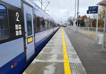 Pociąg przy peronie w Słupcy_fot.Radek Śledziński