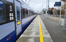 Pociąg przy peronie w Słupcy_fot.Radek Śledziński