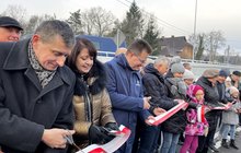 Przedstawiciele MI i władz samorządowych przecinają wstęgę na otwarciu tunelu pod torami w Sulejówku w al. Piłsudskiego, fot. Anna Znajewska-Pawluk