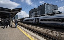 Podróżni na peronie stacji Warszawa Zachodnia, w tle pociąg, fot. Izabela Miernikiewicz