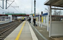 Częstochowa Raków, są podróżni na peronie i tablice informacyjne, w tle pociąg, fot. Katarzyna Głowacka
