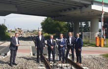 Konferencja prasowa, w której wzięli udział m.in. europoseł Tomasz Poręba, wiceminister infrastruktury Rafał Weber, prezes PKP Polskich Linii Kolejowych S.A. Ireneusz Merchel, poseł Fryderyk Kapinos oraz marszałek Władysław Ortyl