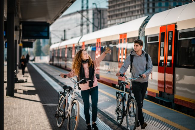 Para rowerzystów wysiada z pociągu na zmodernizowanym przystanku w aglomeracji warszawskiej. Autor: Krótkie Formy. Źródło: PKP Polskie Linie Kolejowe S.A.