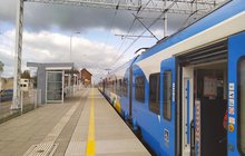 Pociąg przy peronie w Kolinie_fot. Bartosz Pietrzykowski (1)