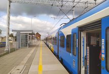 Pociąg przy peronie w Kolinie_fot. Bartosz Pietrzykowski (1)