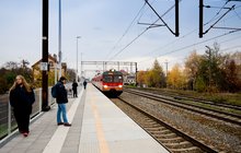 Podróżni na peronie, pociąg w tle na stacji Gniewkowo. fot. Łukasz Bryłowski PKP PLK