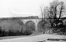 Stare, czarno-białe zdjęcie z 1960 roku ukazujące most kolejowy nad Łyną_fot. Michał Puzewicz