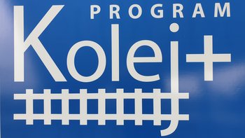 Zdjęcie przedstawiające logo Programu Kolej Plus