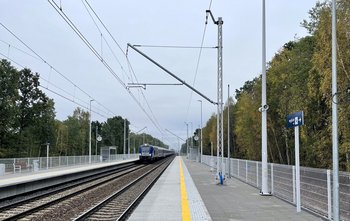 Pociąg wjeżdża na przystanek w Józefinie, widać tory, peron i tablice informacyjne, fot. Anna Znajewska-Pawluk (3)