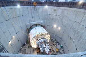 Umieszczanie tarczy do drążenia tunelu w wykopie. 