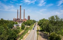 Pociąg towarowy jedzie po nowych torach między Bytomiem a Bytomiem Bobrkiem. Widać elektrociepłownię Szombierki, fot. Szymon Grochowski