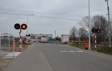 Przejazd kolejowo- drogowy na ul Przy Torze we Wrocławiu. Rogatki sa opuszczone. Miga czerwone światło. Fot. M Pabiańska
