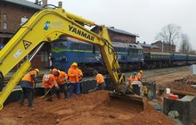 Zasypywany materiałem budowlanym peron nr 2. Na zdjęciu pracownicy i koparka podczas robót. Fot. Rafał Sterczyński