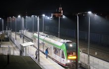 Pociąg stoi przy stacji Hajnówka w godzinach nocnych. Autor Tomasz Łotowski
