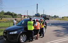 Akcja ulotkowa na przejeździe kolejowo-drogowym w Sokółce fot. Tomasz Łotowski