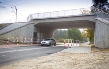 Chrzanów -wiadukt ul. Powstańców Styczniowych, pod obiektem przejeżdża auto,fot. Szymon Grochowski