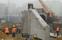 Chrzanów, al. 29 Listopada - robotnicy przebudowują wiadukt kolejowy, fot. PLK