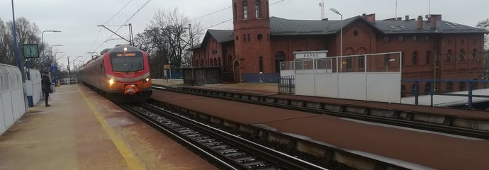 Pociąg zatrzymujący się przy peronie w Kępnie, w tle peron przeznaczony do przebudowy, fot. Radek Śledziński