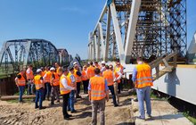Przedstawiciele PLK i litewskiego zarządcy infrastruktury na budowie mostu nad Narwią na trasie Rail Baltica, fot. Gabriela Juszczuk