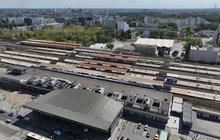 Widok z góry na budynek dworca i stację Warszawa Wschodnia, widać tory, perony i pociągi, fot. P.Mieszkowski, A.Lewandowski (1)