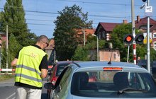 Akcja ulotkowa na przejeździe kolejowo-drogowym w Wałbrzychu fot. Marta Pabiańska