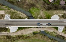 Most kolejowy nad rzeką Ochnia w Kutnie, pociąg na torach Fot. Łukasz Bryłowski PLK