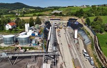 Plac budowy w miejscu drążenia tunelu kolejowego pod Pisarzową, widok z lotu ptaka, fot. Piotr Hamarnik