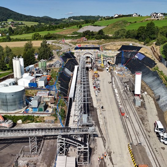 Plac budowy w miejscu drążenia tunelu kolejowego pod Pisarzową, widok z lotu ptaka, fot. Piotr Hamarnik