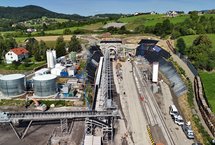 Plac budowy w miejscu drążenia tunelu kolejowego pod Pisarzową, widok z lotu ptaka, fot. Piotr Hamarnik