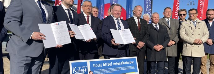 Przedstawiciele PLK i samorządu pozują w rzędzie do zdjęć, pokazują podpisane umowy, fot. Anna Znajewska-Pawluk