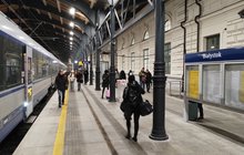 Stacja Białystok - pasażerowie wysiadają z pociągu. fot. Artur Lewandowski PKP Polskie Linie Kolejowe SA