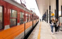 Stacja Oświęcim- podróżni są na nowym peronie, obok stoi pociąg, fot. Szymon Grochowski, (10)