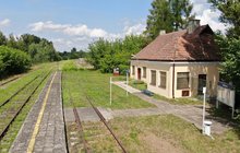 Widok z góry na przystanek we Włodawie, widać tory, budynek dworca. fot. P. Mieszkowski, A.Lewandowski