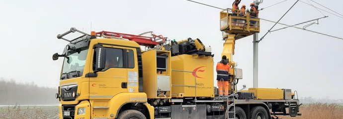 Wywieszanie sieci trakcyjnej na szlaku Łęczyca - Sierpów fot. PLK