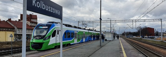 Pociąg pasażerski stojący przy peronie stacji kolejowej w Kolbuszowej, podróżni wsiadają do pociągu, fot. Piotr Hamarnik