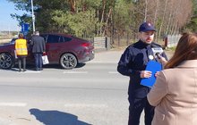 Pracownicy PLK wręczają kierowcy ulotki, a funkcjonariusz SOK udziela wywiadu dziennikarce, fot. Karol Jakubowski