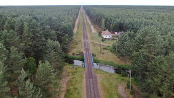 Widok z góry na linię kolejową nr 201 na odcinku Lipowa Tucholska-Kościerzyna. fot. Szymon Danielek PLK