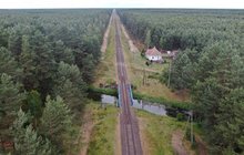 Widok z góry na linię kolejową nr 201 na odcinku Lipowa Tucholska-Kościerzyna. fot. Szymon Danielek PLK