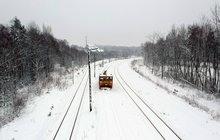 Odśnieżanie torów drezyną motorową.