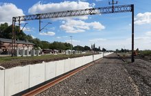 Ustawianie ścianki peronowej na stacji Łęczyca