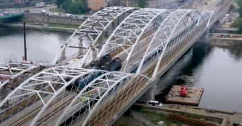 Kadr z filmu - Kraków: Środkowy most na Wiśle gotowy