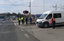 Akcja ulotkowa na przejeździe kolejowo-drogowym w Rybniku Niedobczycach, pracownik PLA SA rozdaje kierowcą ulotki, w tle samochody oczekujące na otwarcie rogatek, fot. Katarzyna Głowacka